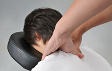 しつこい肩こりには、専用チェアベッドで手軽に解消