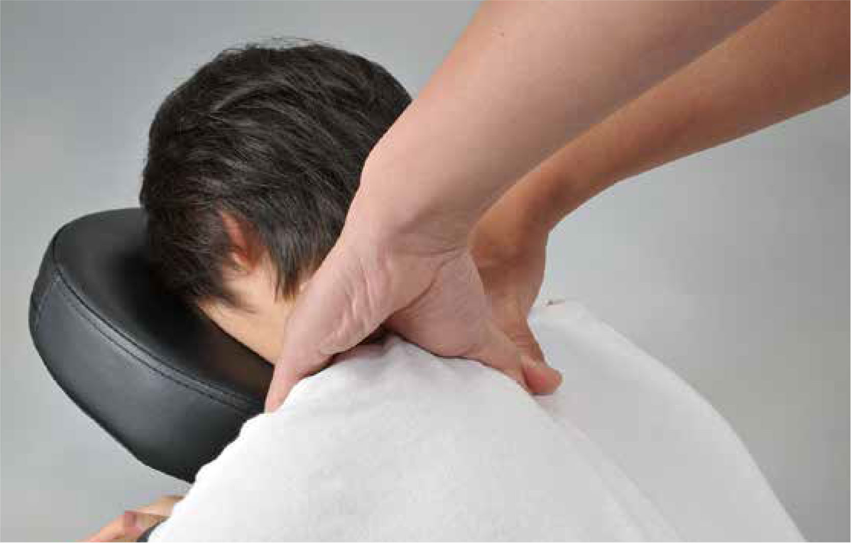 しつこい肩こりには、専用チェアベッドで手軽に解消